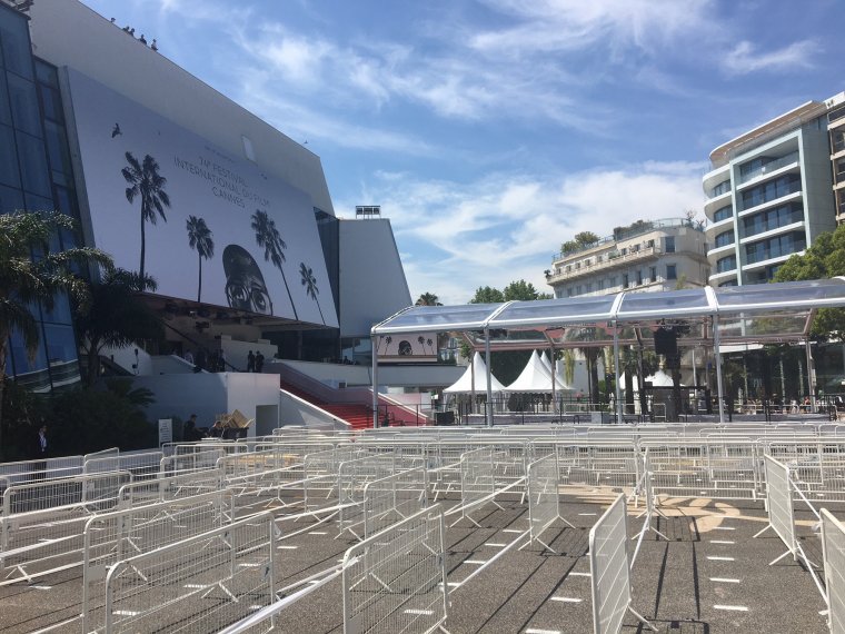 Jeudi 8 juillet � #Cannes2021, la fa�ade est recouverte
